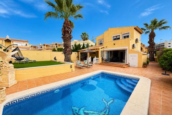 Villa de 4 dormitorios y 3 baños en Villamartin