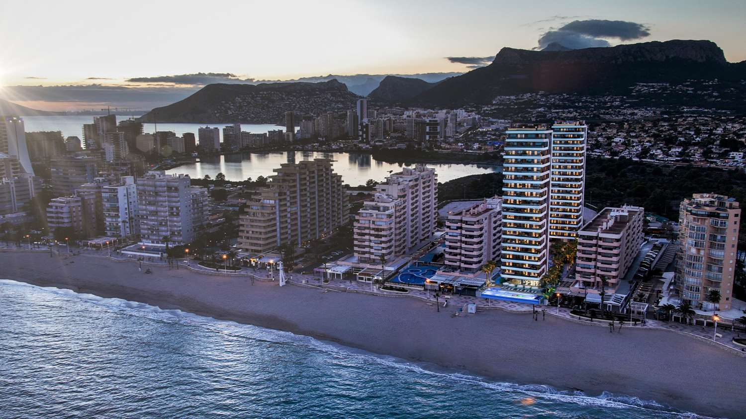 Apartamentos y áticos dúplex de 1, 2 y 3 dormitorios en primera línea de la playa de La Fossa en Calpe